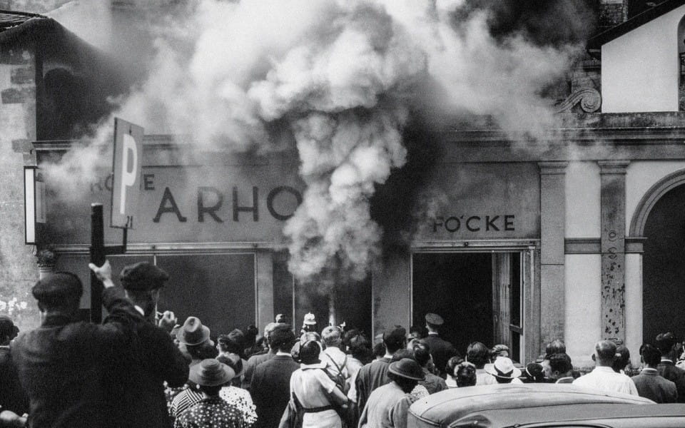 November pogrom 1938 The Nazi mob set fire to the Jewish Rothert family's umbrella shop at Frankfurt's Liebfrauenkirche.
