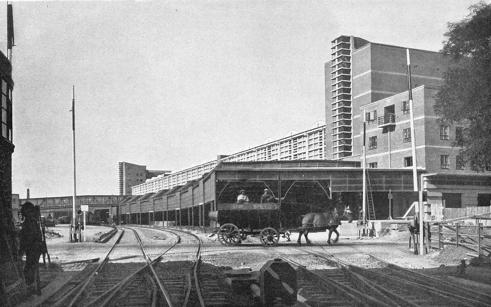 View of the Großmarkthalle Frankfurt with roofing covering the tracks and hangar building, 1928