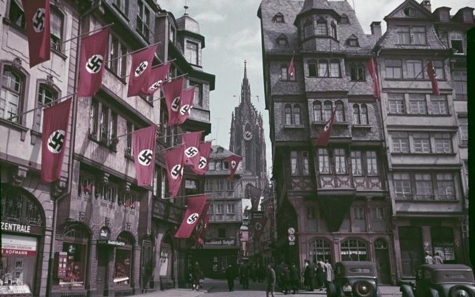 Frankfurt holocaust Hakenkreuzfahnen an den Häusern Römerberg 34, 32 und Markt 46, ca