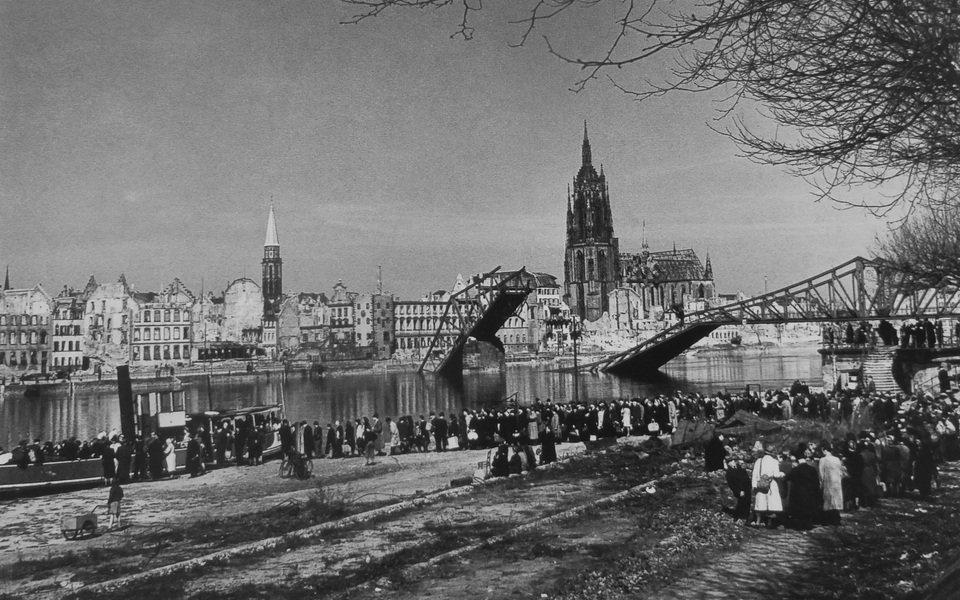 A queue for a river ferry in Frankfurt am Main, captured by American troops.