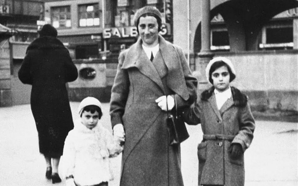 Edith with Anne and Margot shortly before the move to Amsterdam, Frankfurt,1933.