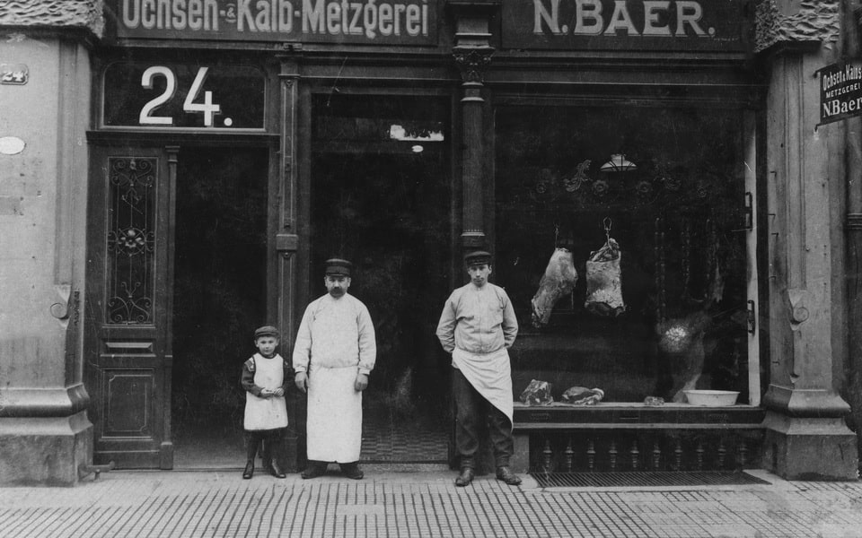 family in front of their butcher shop in Frankfurt am Main 1925