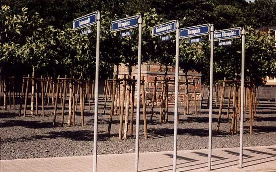 Signs dedicated to the different naming of the square