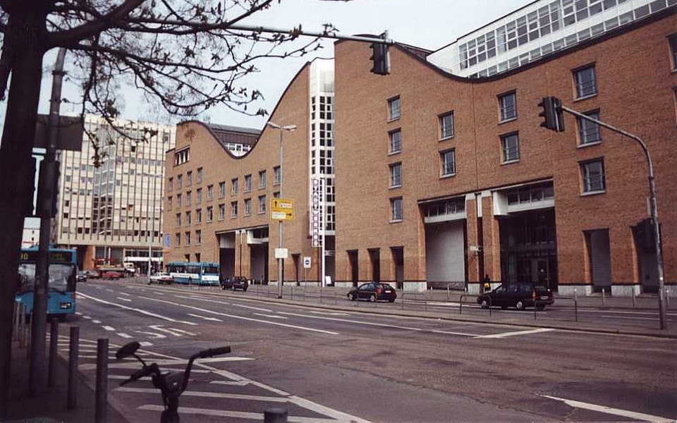 The Frankfurter Stadtwerke customer center, newly built on Börneplatz in 1987, photograph 1999