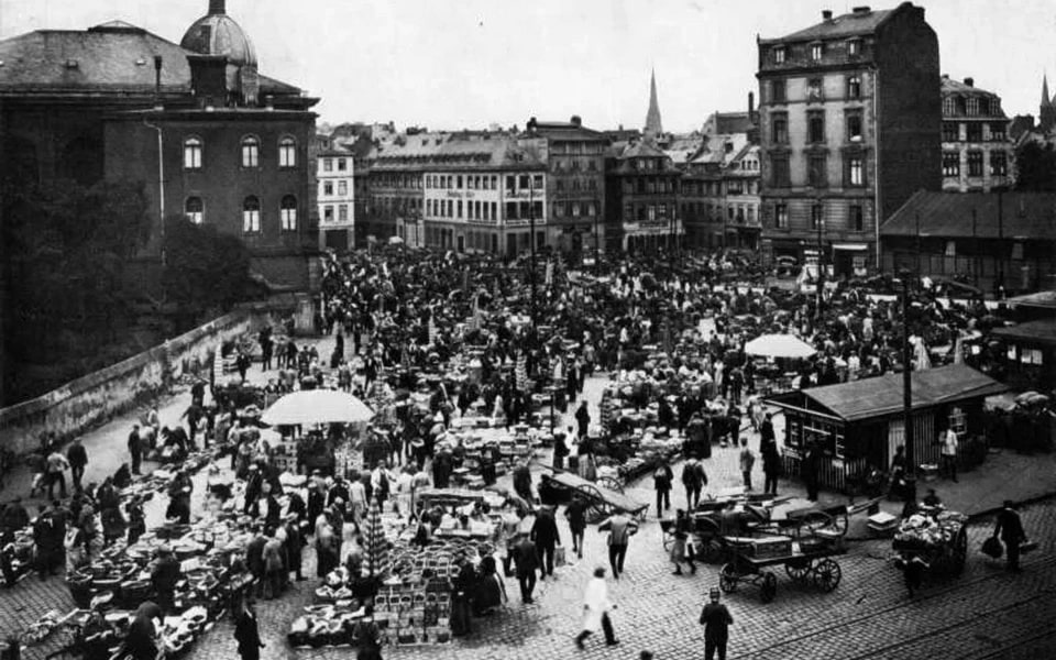 This historical photo shows a market day on Börneplatz. On the left you can see the Börneplatz Synagogue with its striking dome and the wall of the Old Jewish Cemetery.