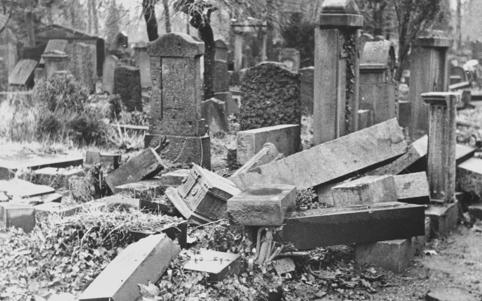 View of the desecrated Jewish cemetery in Frankfurt-am-Main 1948