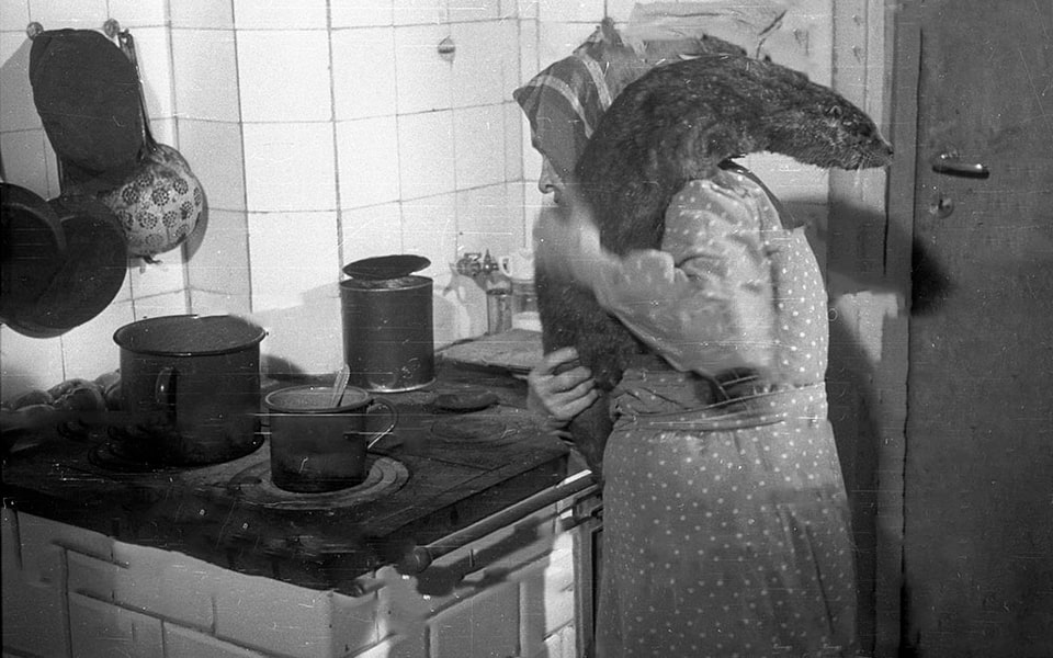 Dr apartment Jan Żabinski, director of the Warsaw ZOO, who bred various species of animals in his apartment. In the photo housekeeper Cecylia Teodorowicz with an otter