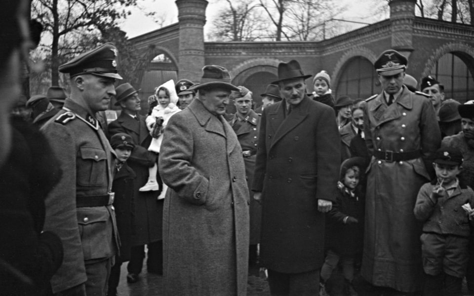 Hermann Göring (center, light-colored coat) on a visit to Berlin Zoo in 1942, speaking with Lutz Heck