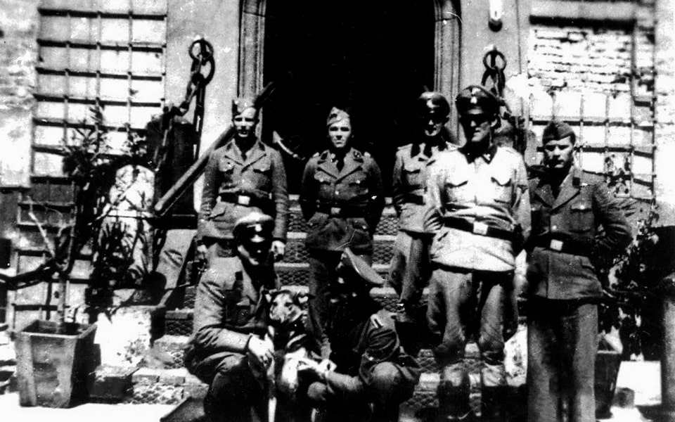 German officers in front of the Pawiak entrance