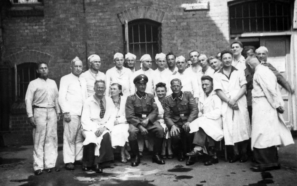 German sergeants and Pawiak prisoners employed in the infirmary and in the hospital kitchen. Photo taken next to the building that housed the infirmary, Pawiak 1941.