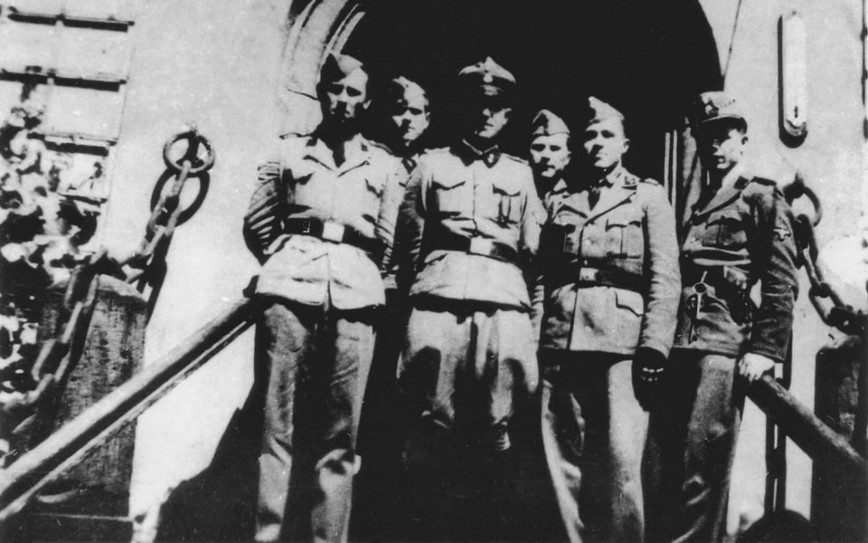 Oberscharführer Engelberth Frühwirth surrounded by Ukrainian guards before entering Pawiak, June 1944.