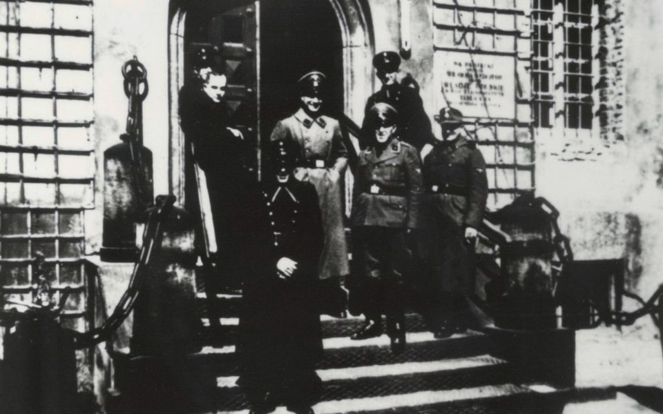 The presented photograph of Polish and German guards from May 1941