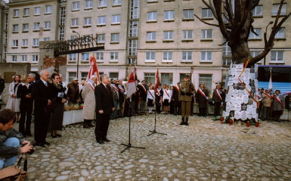 Ceremony of unveiling the Pawiak Tree Monument. Lech Kaczyÿski, President of Warsaw, speaks, June 8, 2005