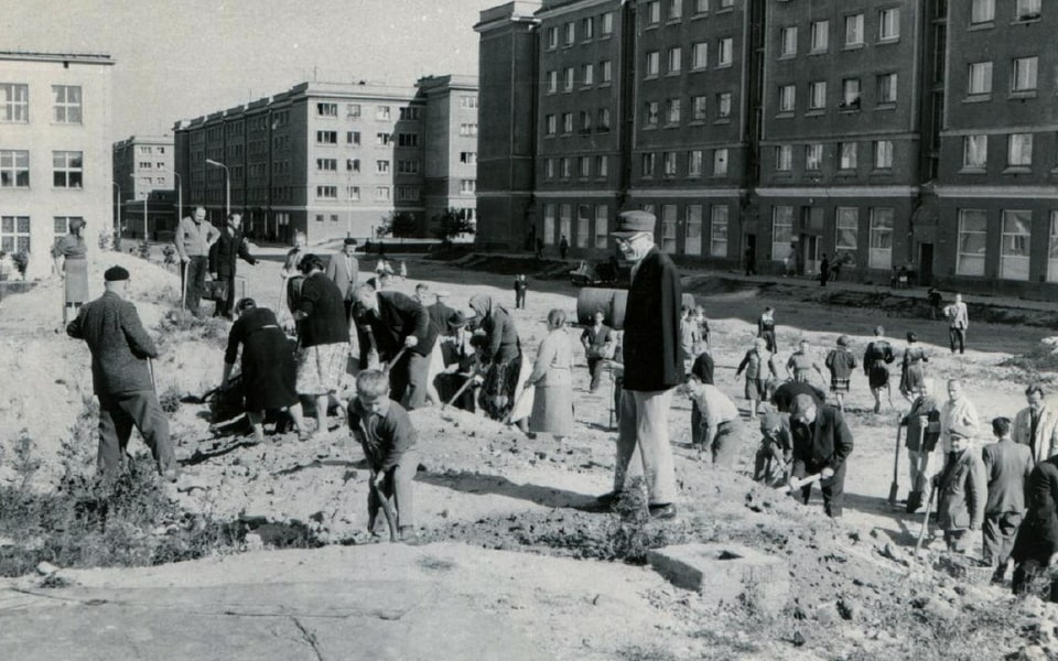 Clearing the rubble from the Pawiak area by former prisoners, September 26, 1961