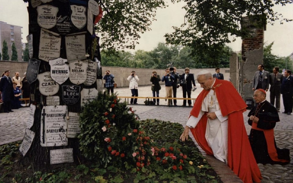 During his pilgrimage to Poland in June 1983, John Paul II paid tribute to the Pawiak martyrs