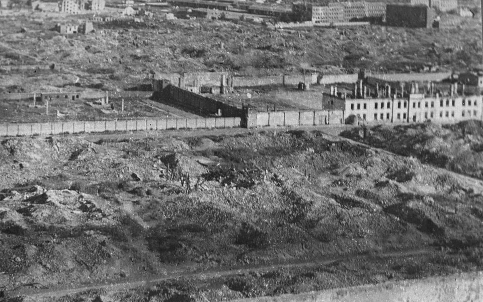 Pictured in the foreground are part of the wall of Pawiak prison and ruins of buildings and warehouses on Stawki Street