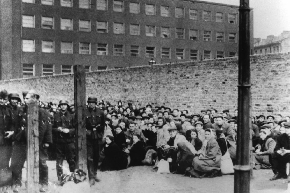1942 , Umschlagplatz on Stawki Street.