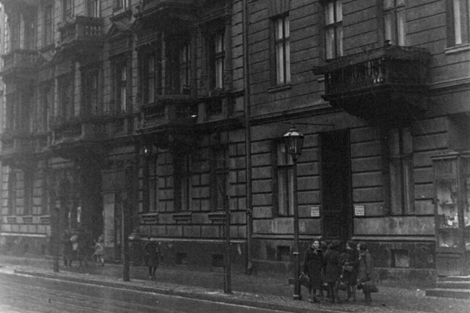 March 1937 , Tenement houses at Nowolipki 27 and 29. В руинах 29 дома убивали людей в 1943-1944