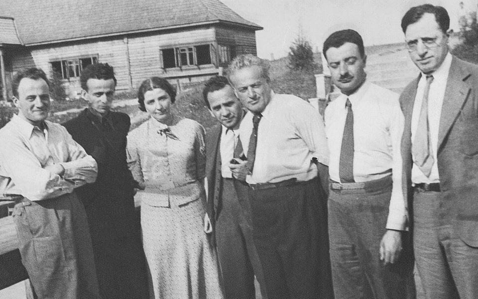 Ringelblum (first from left) and Rachel Auerbach (third from left) together with other Jewish writers and scholars in the 1930s, place unknown.