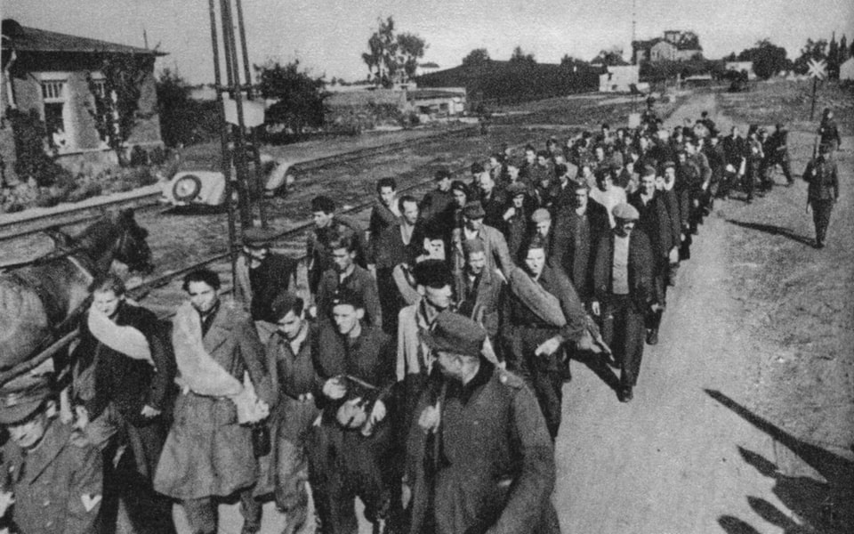 A column of Warsaw Uprising fighters