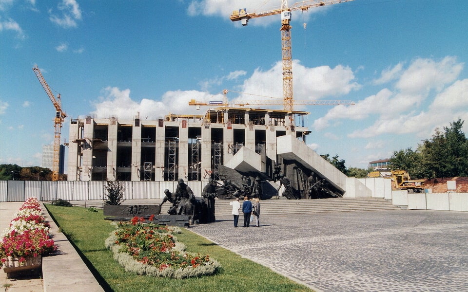 September 1997 , Warsaw Uprising Monument and construction of the Supreme Court building in Krasiński Square