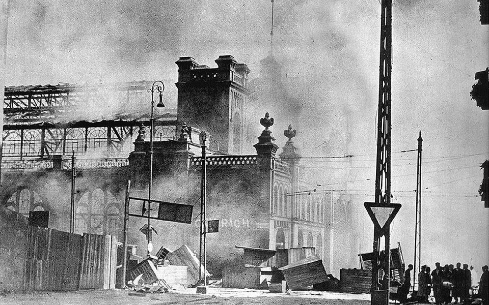 1944 , The buildings of Hala Mirowskie are burning, the Germans are constantly bombing this district, preparing an attack towards Saski Square.