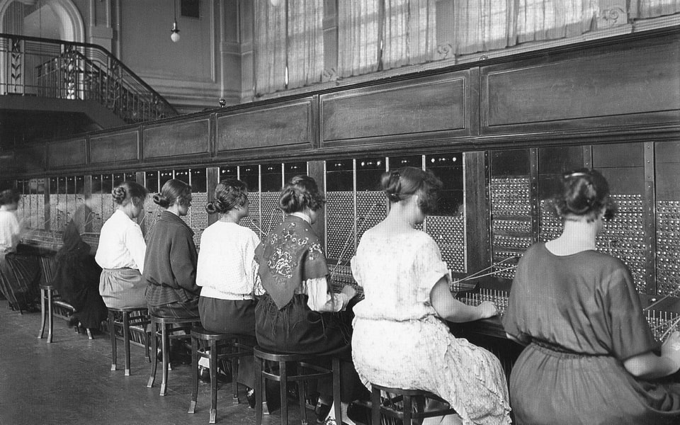 Telephone operators at work in PAST in the interwar period
