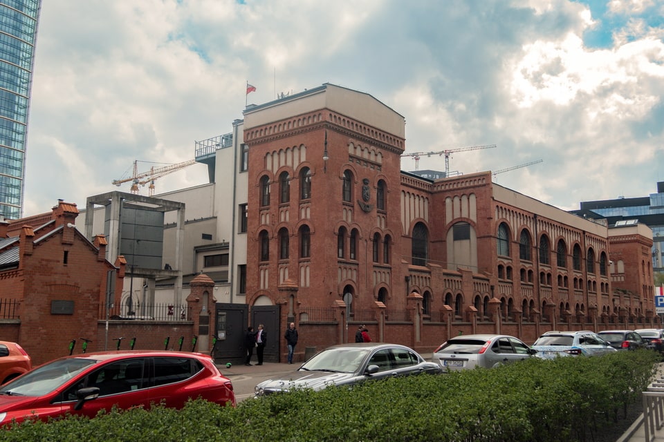 Warsaw Uprising Museum exterior — Muzeum Powstania Warszawskiego visitor photo