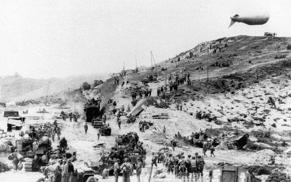 Ruquet valley, 7 June 1944. American vehicles and soldiers in the dunes of Omaha Beach towards Saint-Laurent-sur-Mer.