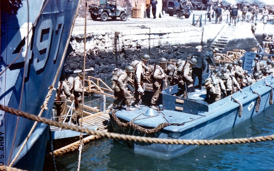 The loading of personnel of the American 5th Special Engineer Brigade onto LCA-type assault landing craft (landing craft, ass.