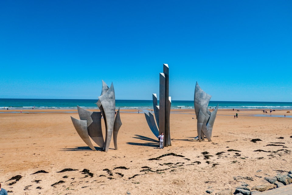 Les Braves memorial sculpture on Omaha Beach today — Anilore Banon's tribute to D-Day courage, Saint-Laurent-sur-Mer