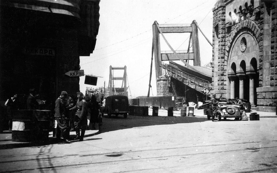 German soldiers near the Prinz Eugen Bruke on the Belgrade side of the river