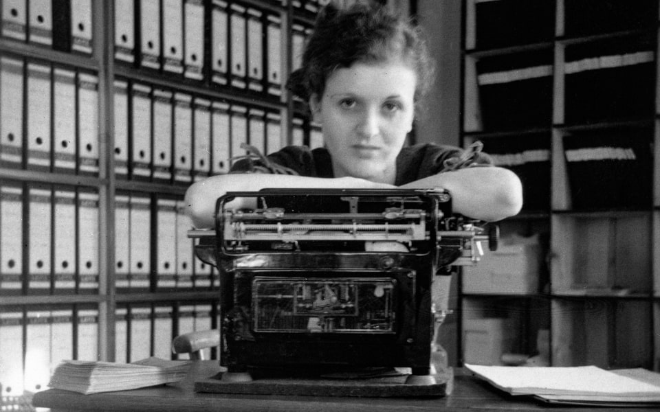 Gretl Braun at Heinrich Hoffmann's studio (perhaps the one in Theresienstrasse, Munich center) - late 30s (perhaps 1938). 2