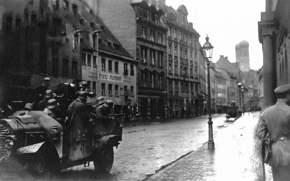 Retouched photograph of the suppression of the Soviet Republic in 1919 in the area of Unterer Anger 12-13 in Munich
