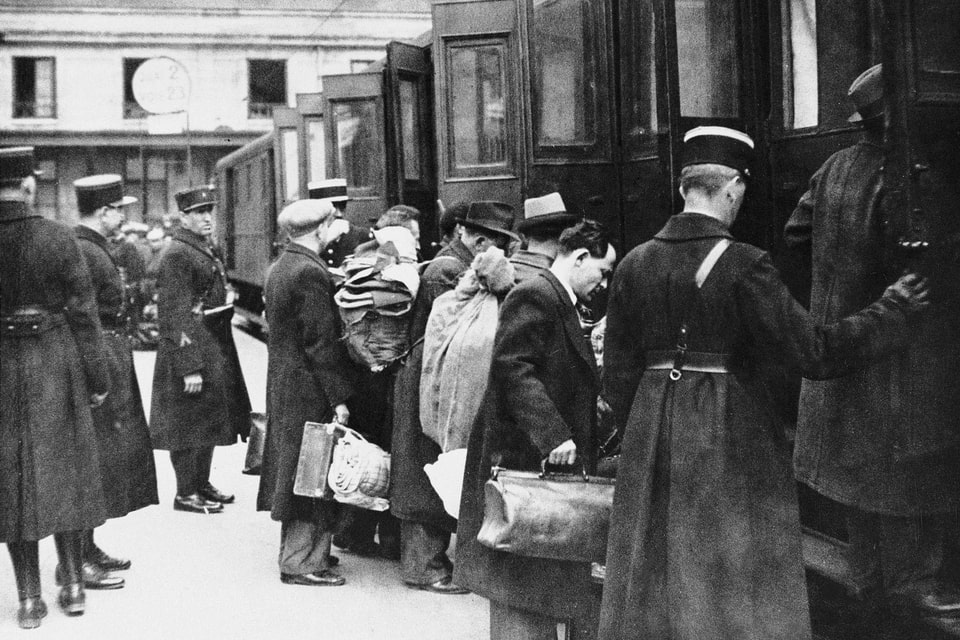 French police ensure the deportation of Jewish men from Paris. 05/14/1941