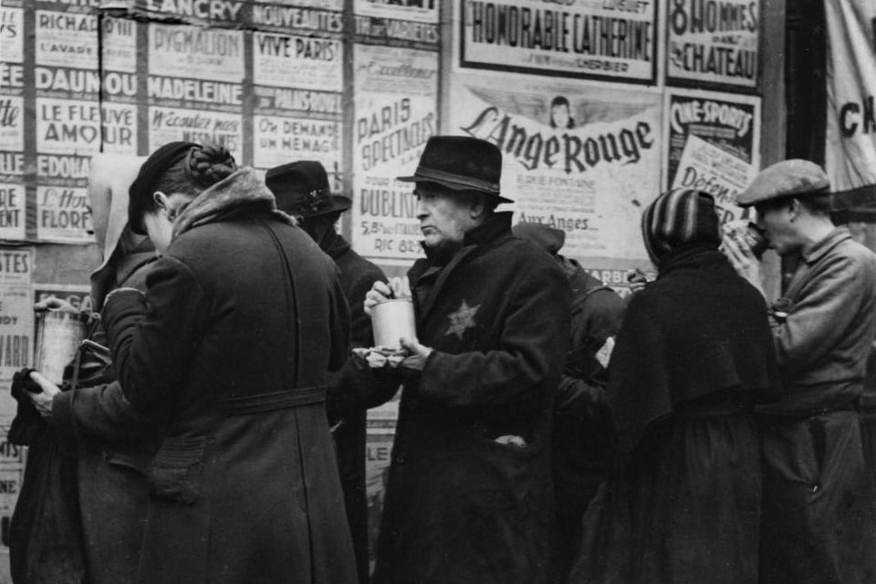 Distribution of hot food to Parisians on the Boulevard de Rochechouart in Montmartre. 1942