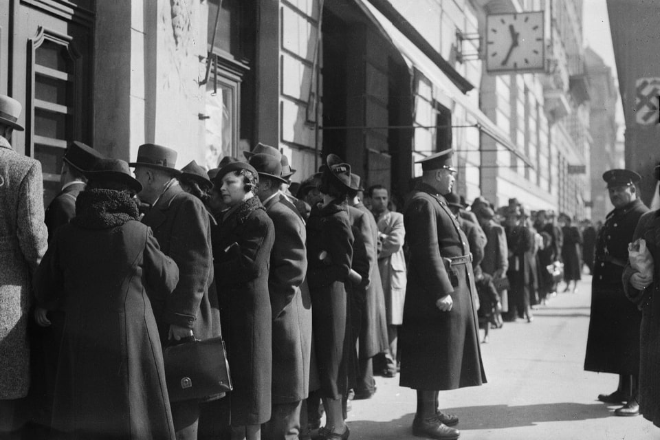 Jews in 1938 on Rennweg in front of the Polish consulate 1938