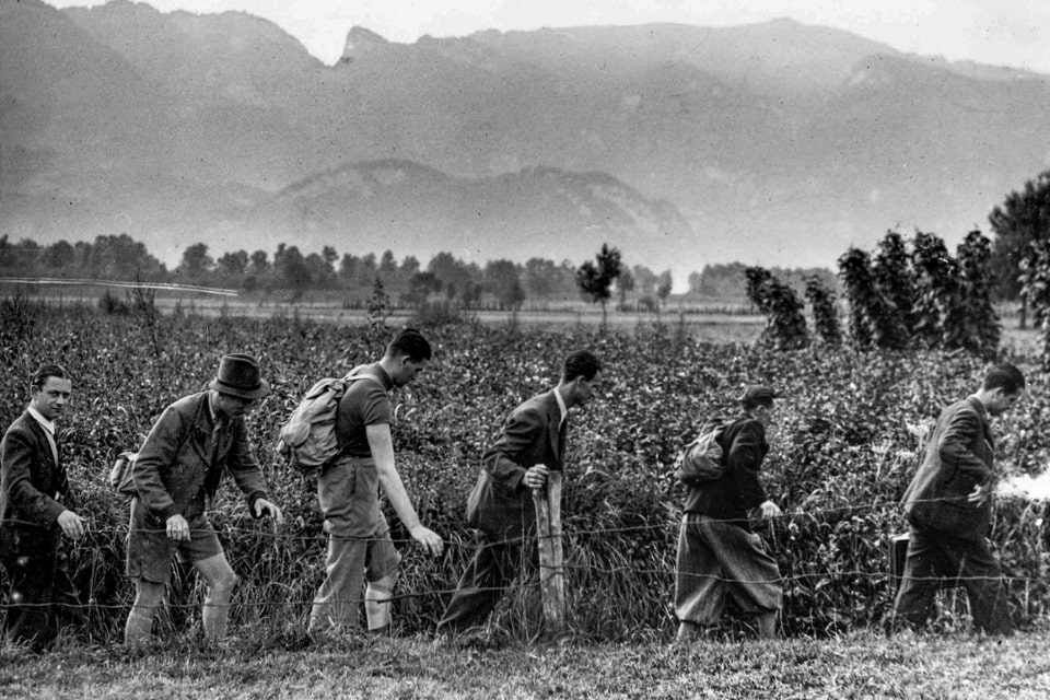 Jewish refugees from Austria crossing the border into Switzerland near Diepoldsau in the canton of St. Gallen, August 20, 1938