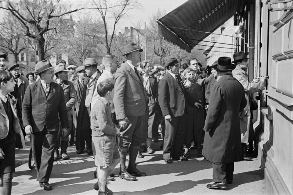 Jews are forced to label Jewish businesses