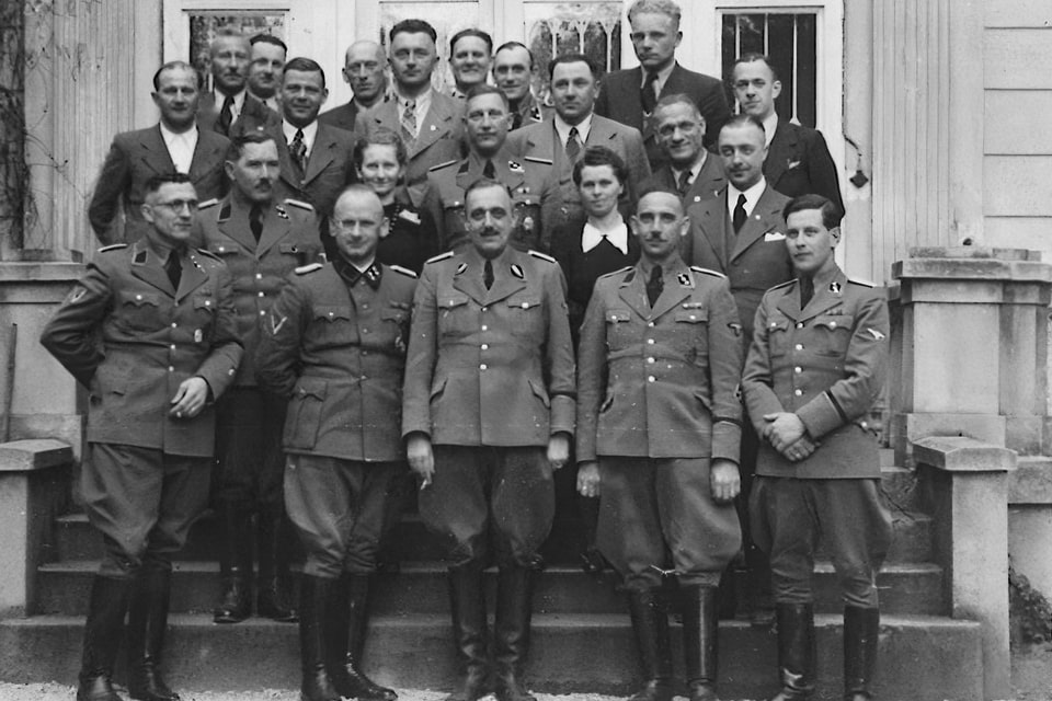 Group of Vienna Gestapo officials, probably in front of Theresianumgasse 16–18 2