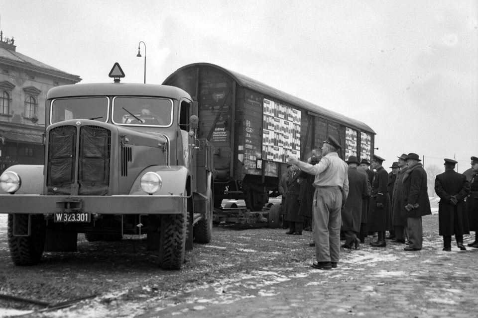 Transport of objects from the exhibition from Vienna's Aspangbahnhof train station to the Künstlerhaus 1955