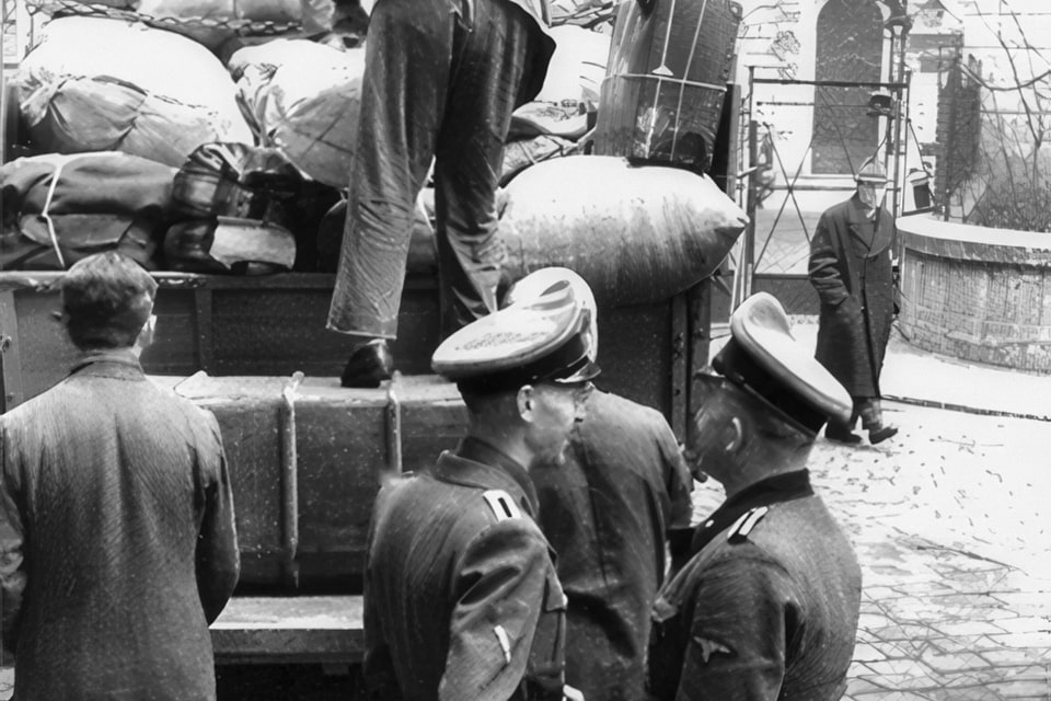 Deportation of Jews from the assembly camp at Kleine Sperlgasse 2a