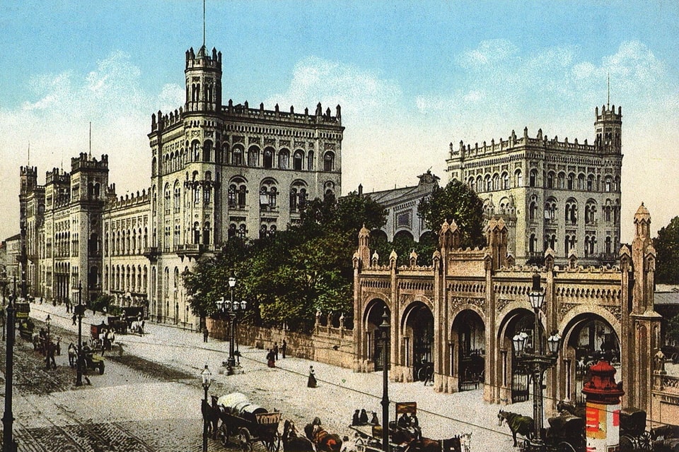 The second North Station (view 1913) was opened in 1865; it was the gateway to the city for immigrants