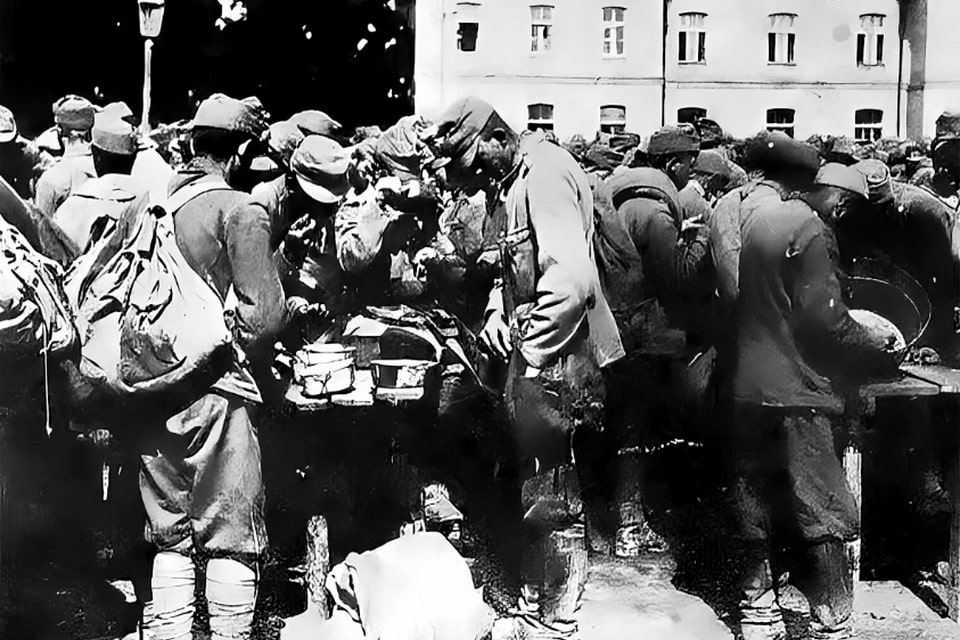 Austro-Hungarian prisoners of war receive food