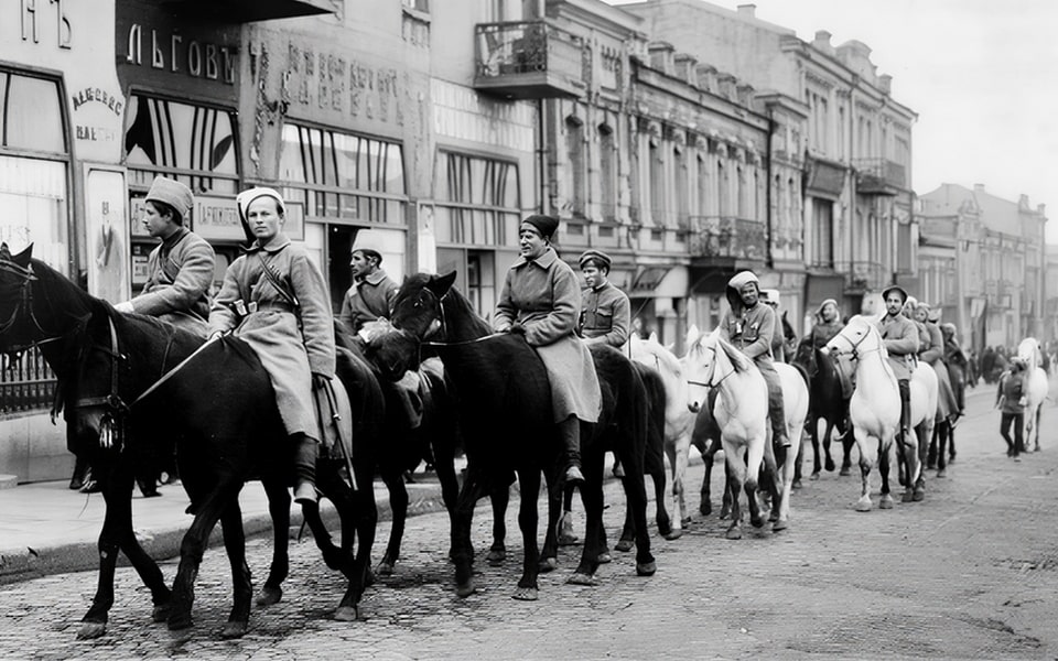 Ukrainian cavalry of the UNR moves through the streets of Kyiv after entering the Ukrainian capital on March 1, 1918