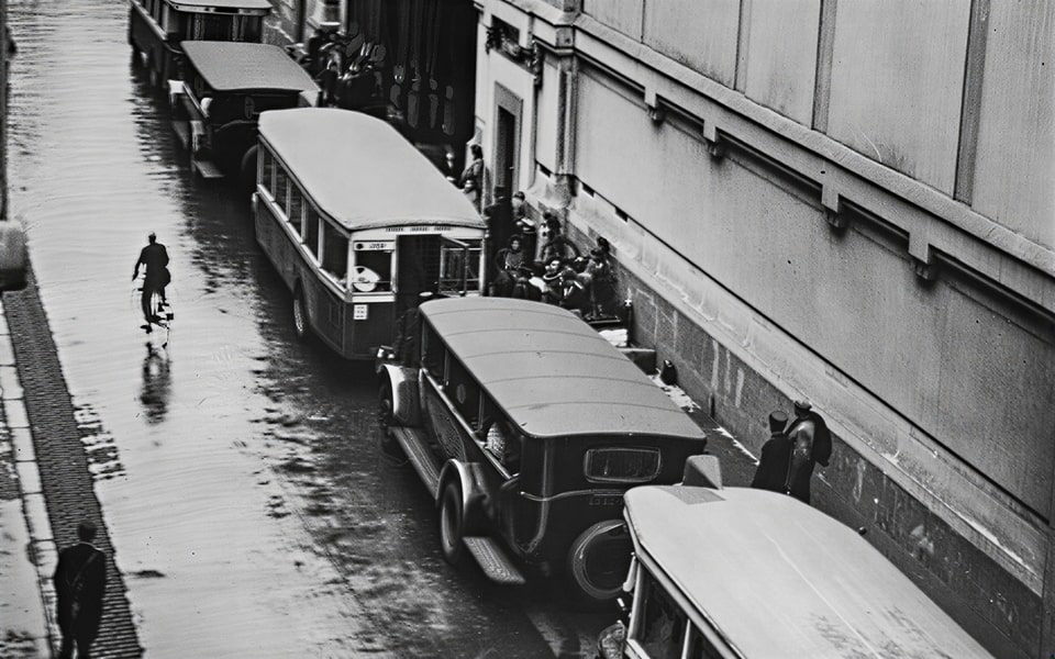 photograph of the Vélodrome d’Hiver roundup in July 1942