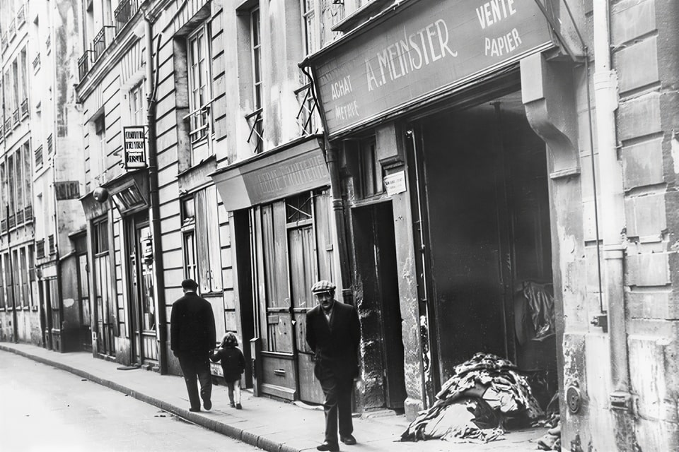Jewish shop set on fire in Paris