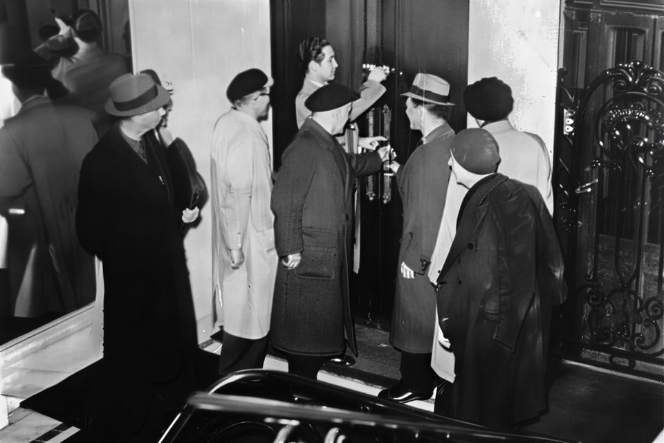 confiscation of an apartment belonging to a Jew in Paris in 1941