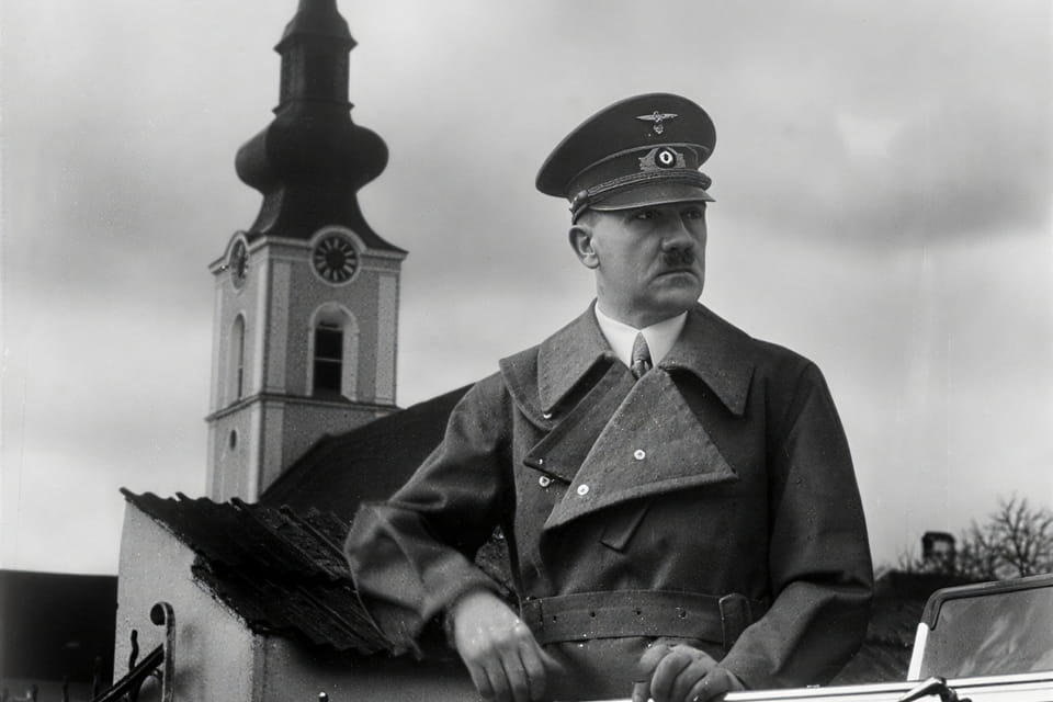 Adolf Hitler im offenen Auto vor der Pfarrkirche Leonding
