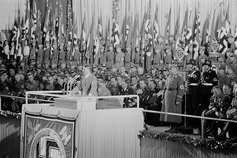 The Nordwestbahnhalle from the hall floor during the same speech
